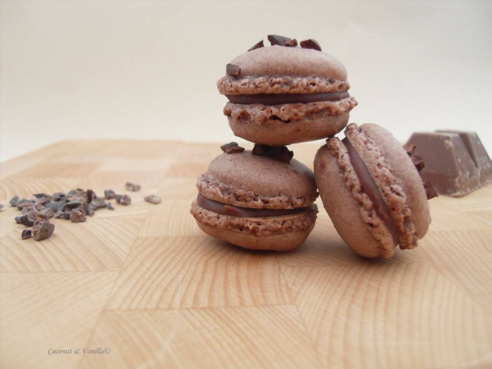 Schokoladen Macarons mit Himbeerfüllung