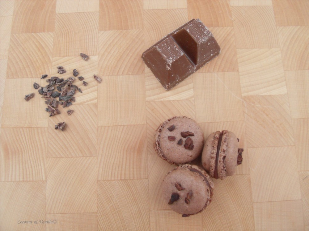 Schokoladen Macarons mit Himbeerfüllung