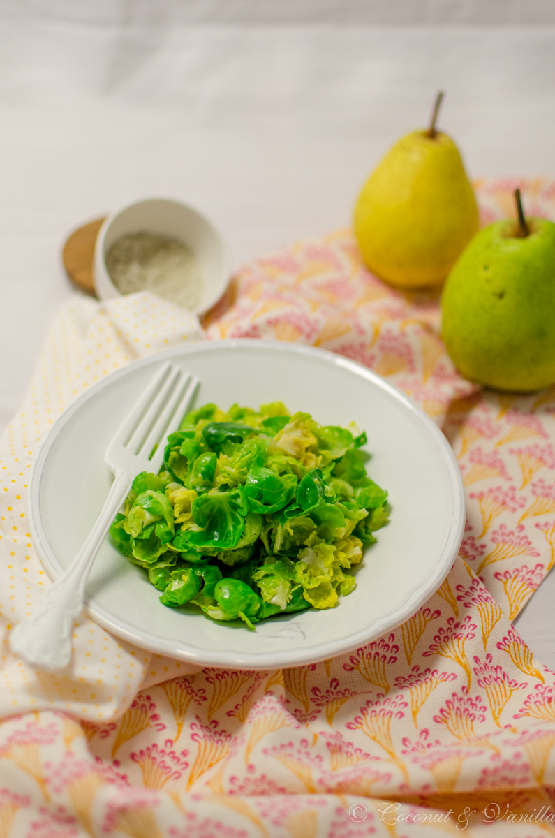 <!--:de-->Rosenkohlsalat mit Birne und Zimt<!--:--><!--:en-->Brussel Sprout Salad with Pear and Cinnamon<!--:-->