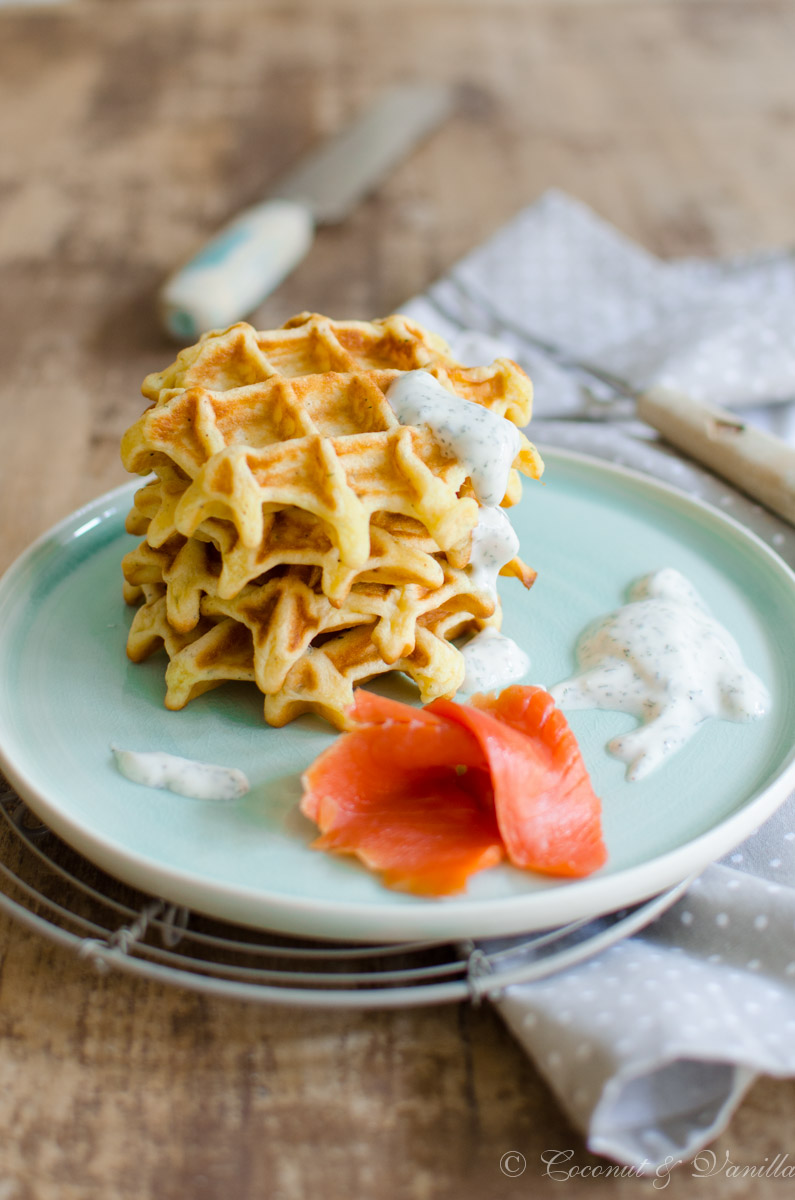 [:de]Kartoffelwaffeln mit geräuchertem Lachs und Dilldip[:en]Potato Waffles with Smoked Salmon and Dill Dip[:]