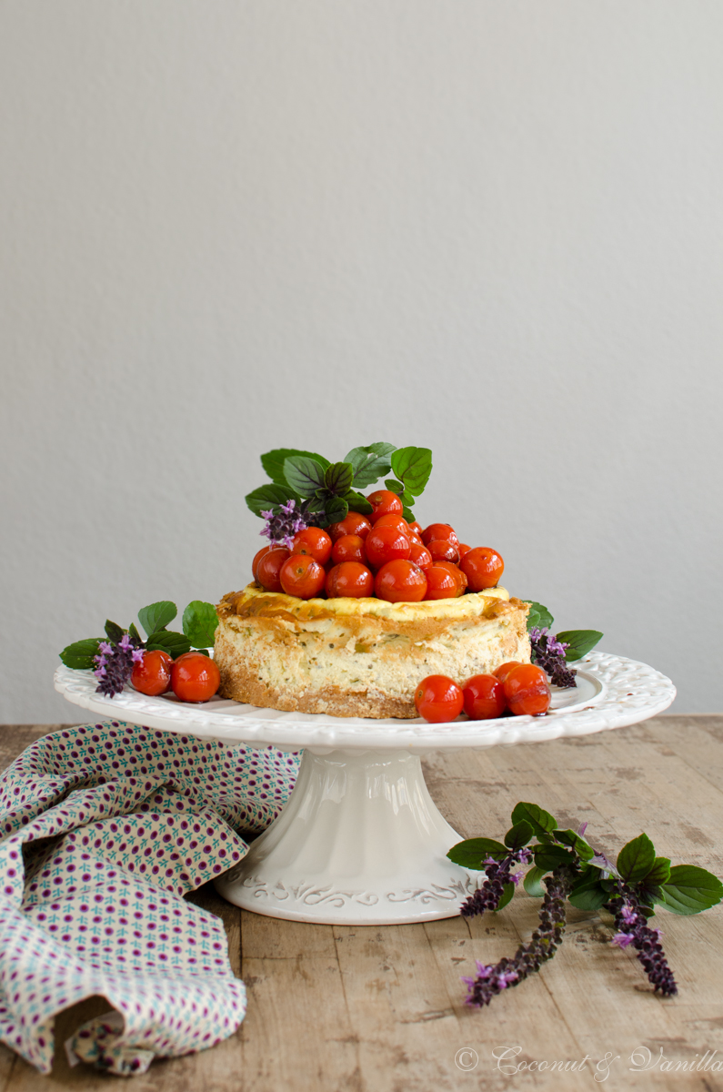 herzhafter Ziegenkäse-Cheesecake mit karamellisierten Balsamico-Tomaten