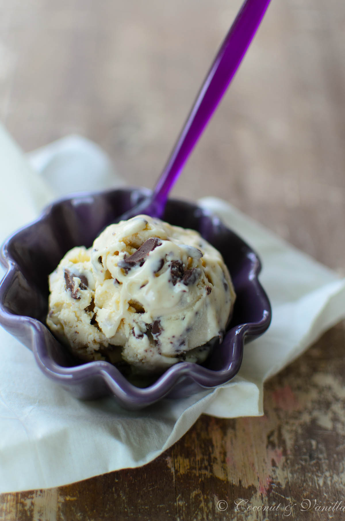 Honig-Erdnuss-Eiscreme mit dunklen Schokostückchen