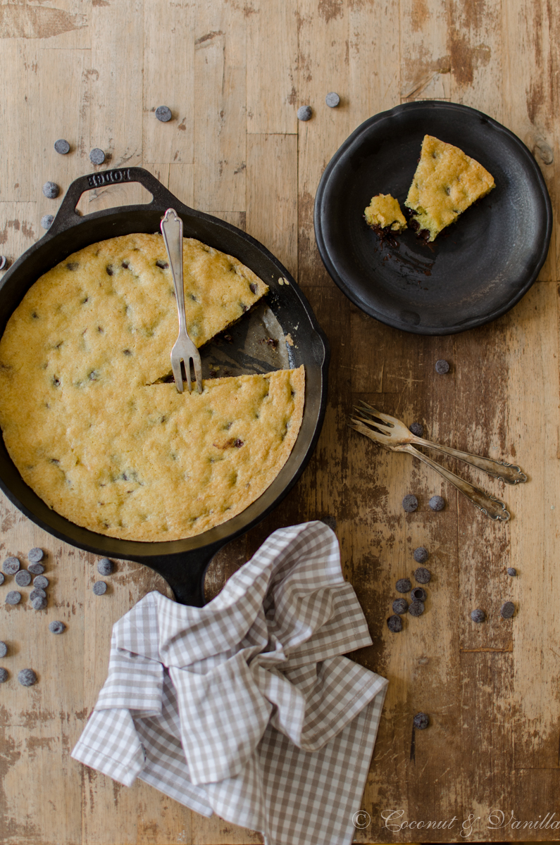 Skillet Chocolate Chip Cookie - Riesiger Chocolate Chip Cookie aus der Pfanne, angeschnitten by Coconut & Vanilla