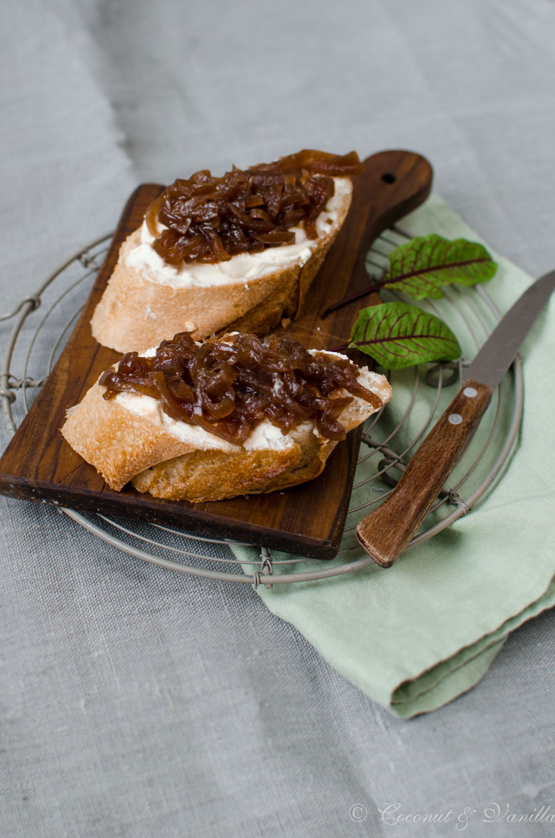 eingemachtes Relish von karamellisierten roten Zwiebeln