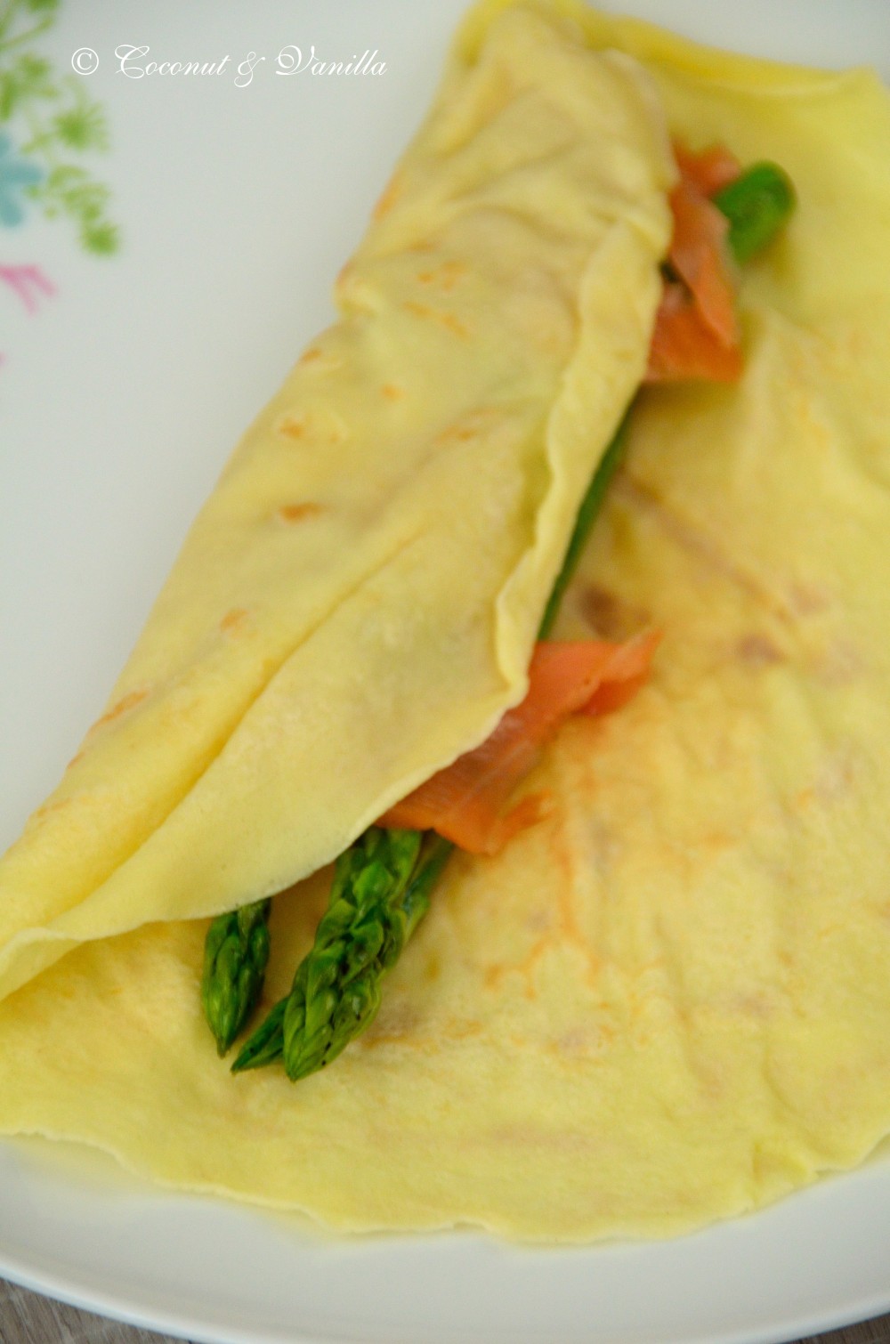 Crêpes mit mariniertem grünem Spargel und Räucherlachs