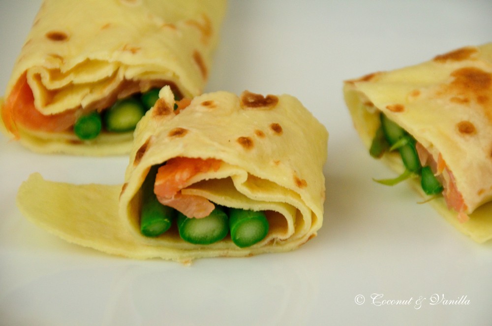 Crêpes mit mariniertem grünem Spargel und Räucherlachs