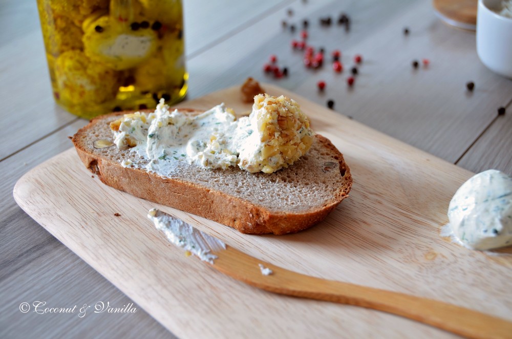 Frischkäsebällchen mit Kräutern und Walnüssen