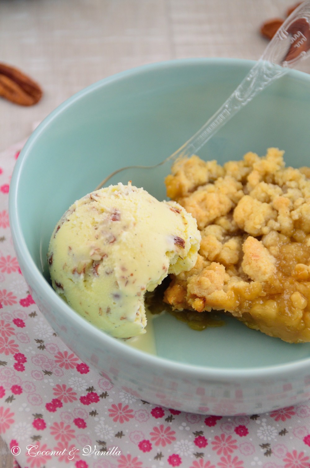 Rhabarber Crumble mit Pekannuss-Vanille-EisRhubarb Crumble with Pecan ...