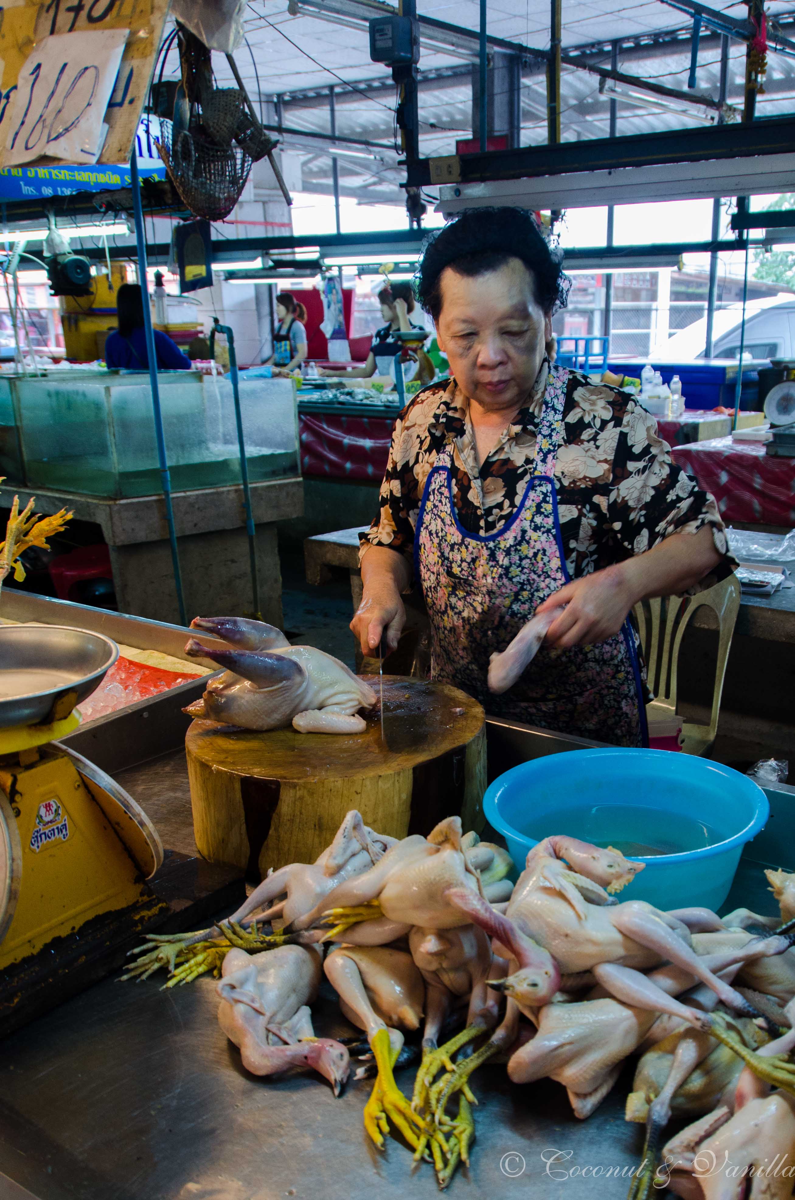 Markt in Chiang Mai Thailand: Hühner by Coconut & Vanilla