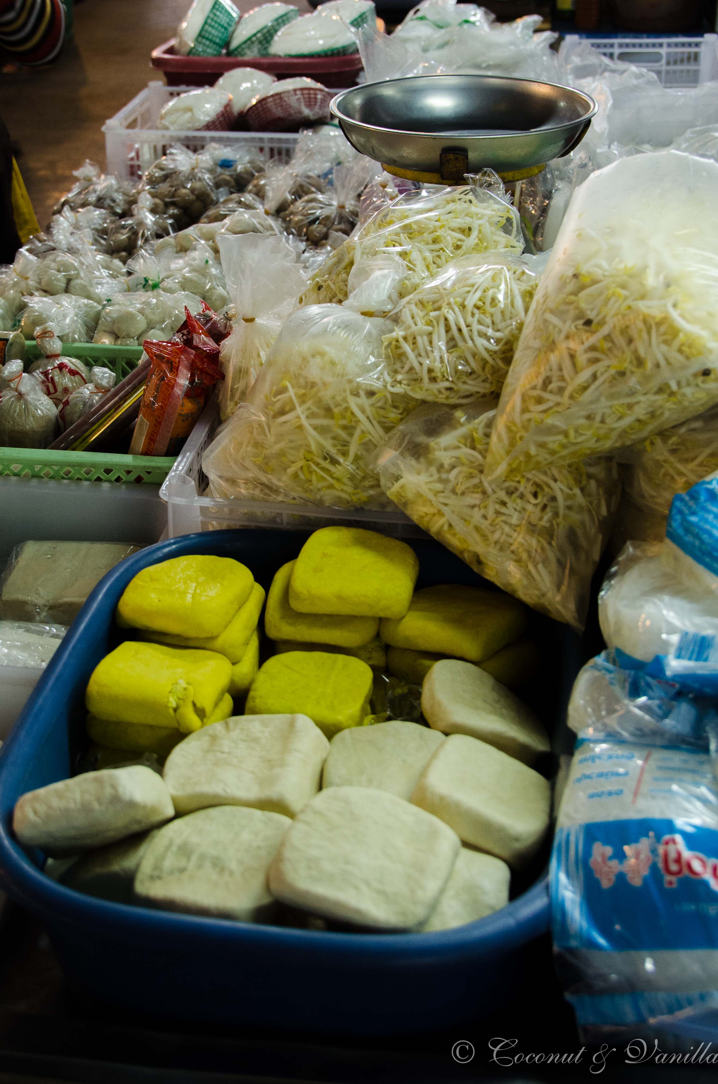 Markt in Chiang Mai Thailand: frischer Tofu by Coconut & Vanilla