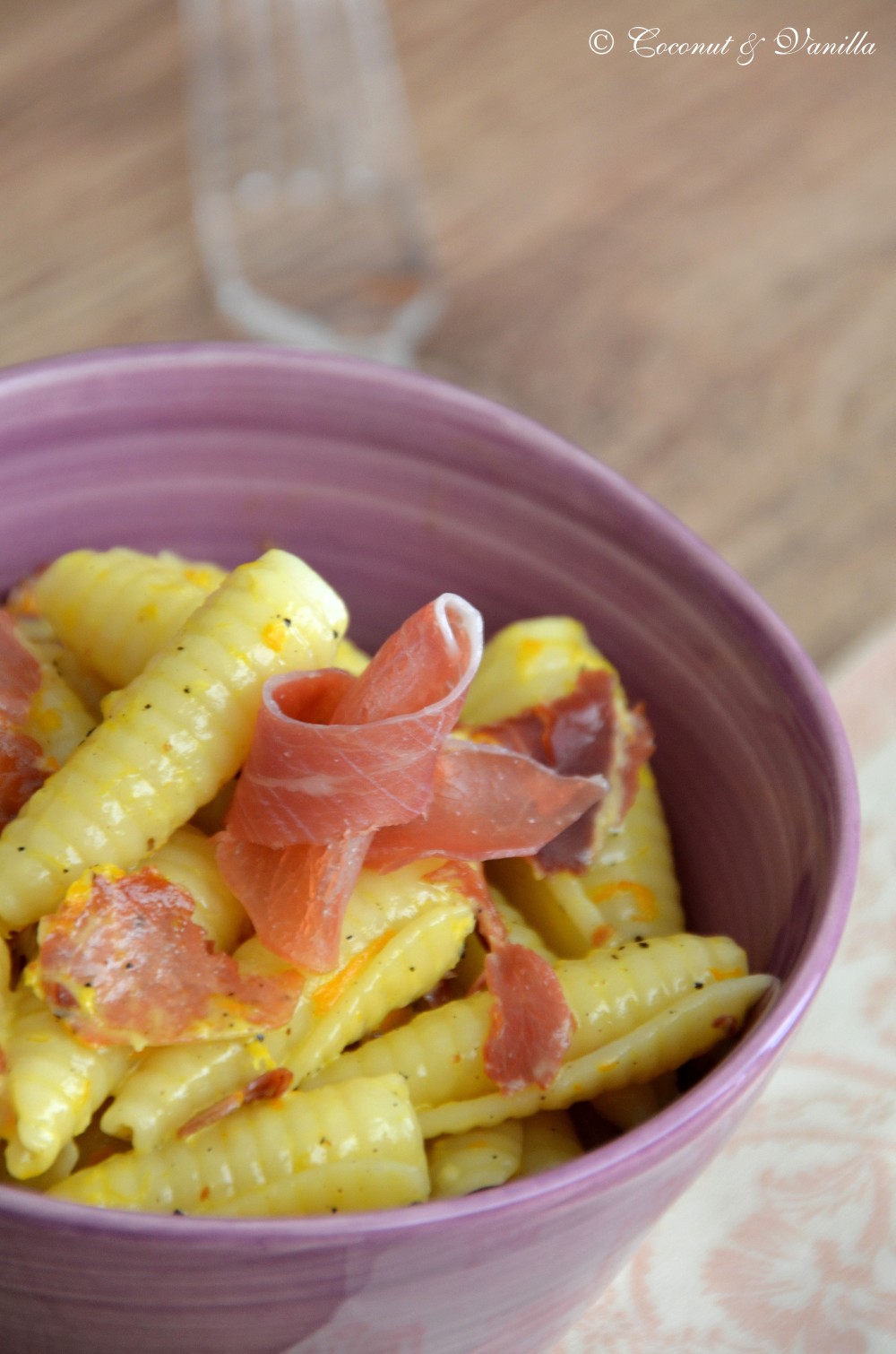 Orangen-Pasta mit Serrano-Schinken 