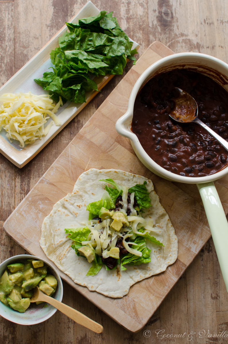 [:de]Tortillas mit schwarzer Bohnen-Mole und marinierter Avocado[:en]Tortillas with Black Bean Mole and marinated Avocado[:]