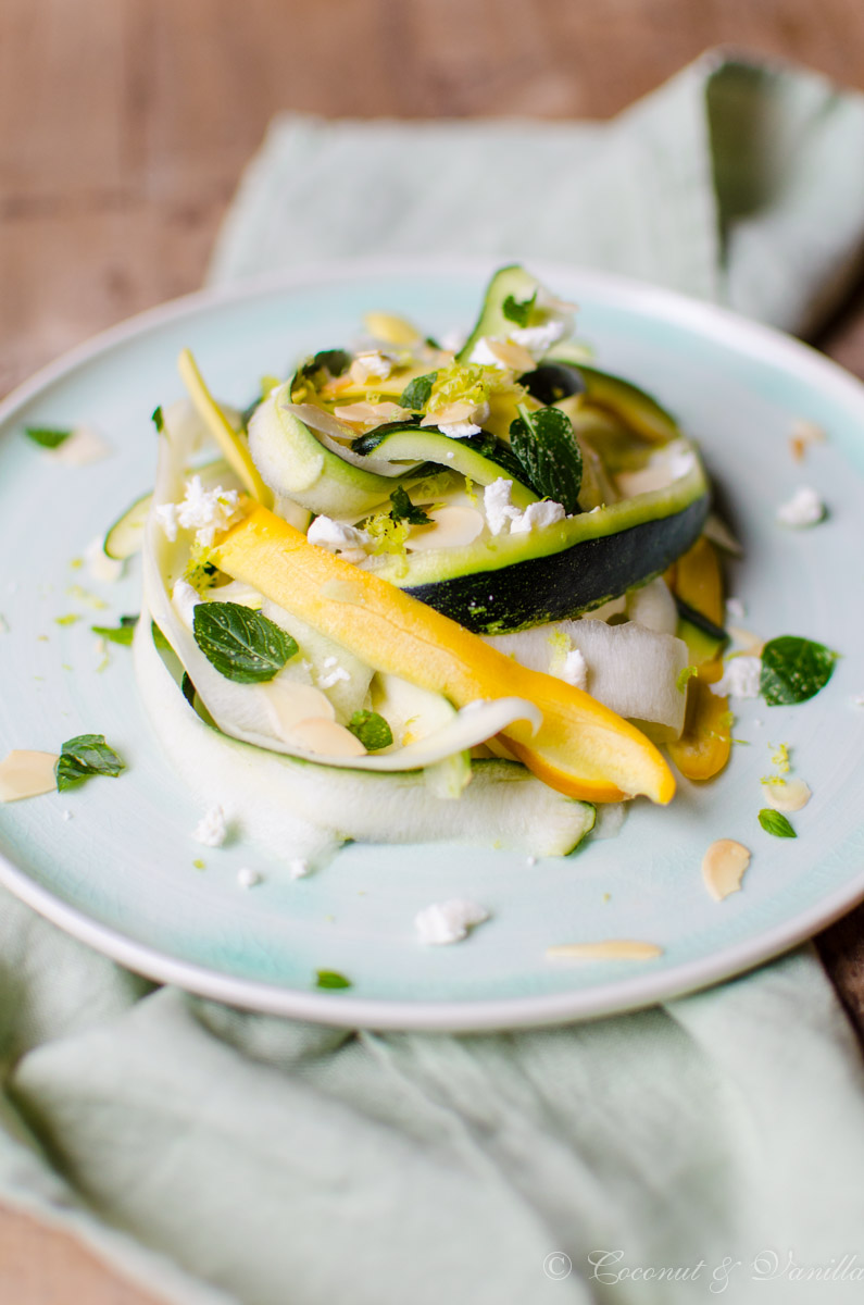 [:de]Zucchinisalat mit Schafskäse, Mandeln und Minze[:en]Zucchini Salad with Sheeps Cheese, Almonds and Mint[:]