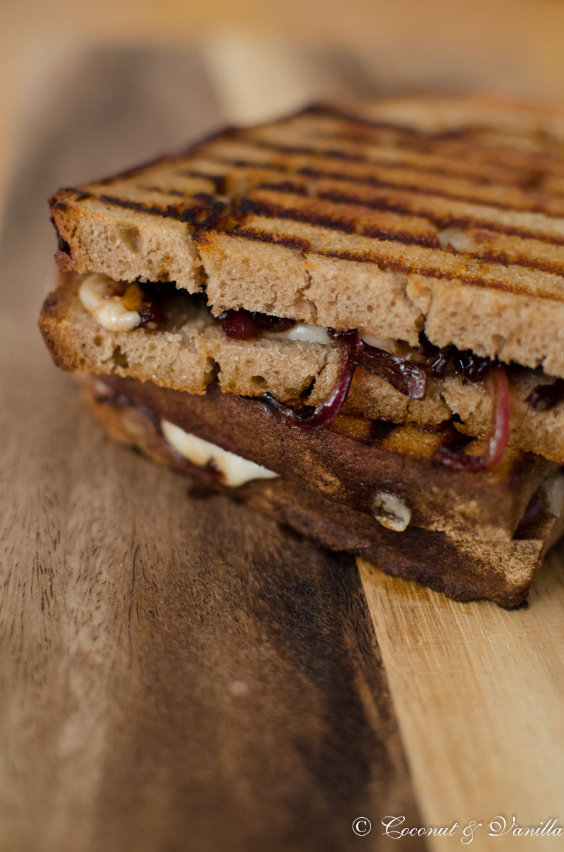 Panini mit karamellisierten Zwiebeln und Ziegenkäse