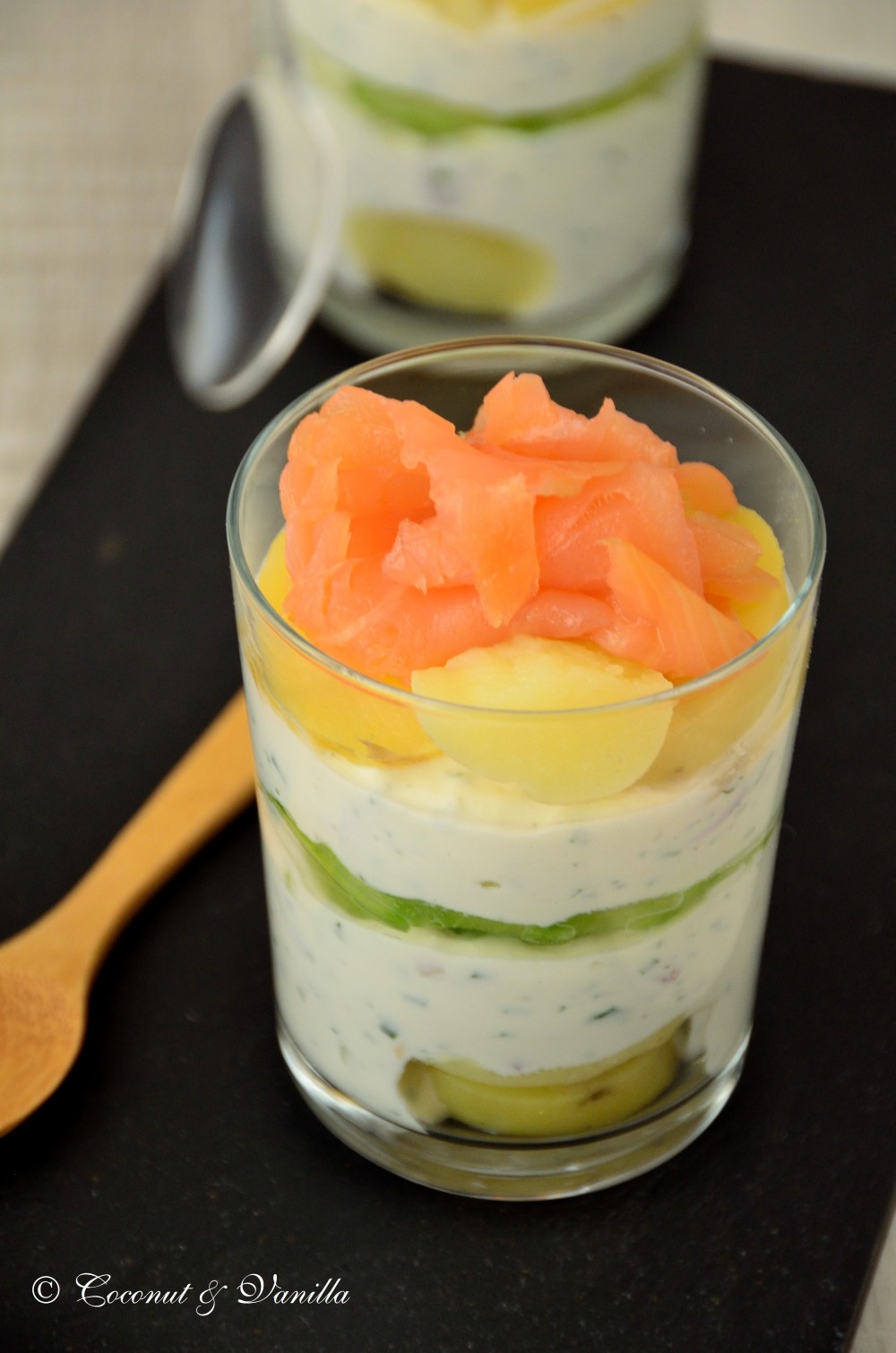 Verrine nordique mit Kartoffeln, Räucherlachs und Gurke in zitroniger Joghurtsauce