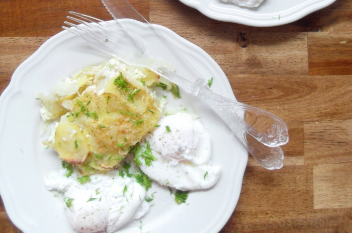 Kartoffel-Fenchel-Gratin mit pochierten EiernPotato Fennel Gratin with Poached Eggs