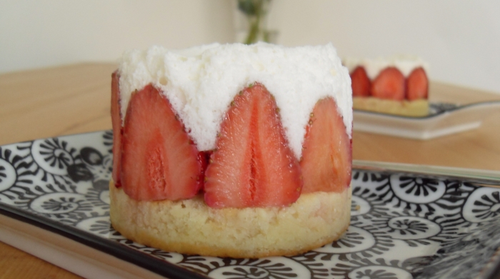 Erdbeertörtchen mit Joghurt-Limetten-MousseStrawberry Tartlets with Yogurt-Lime-Mousse