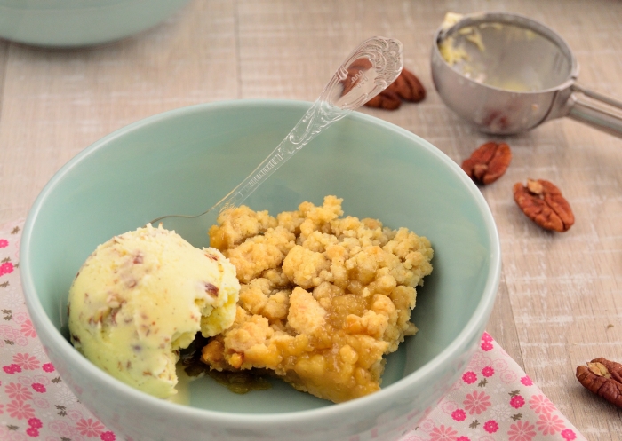 Rhabarber Crumble mit Pekannuss-Vanille-EisRhubarb Crumble with Pecan-Vanilla Ice Cream