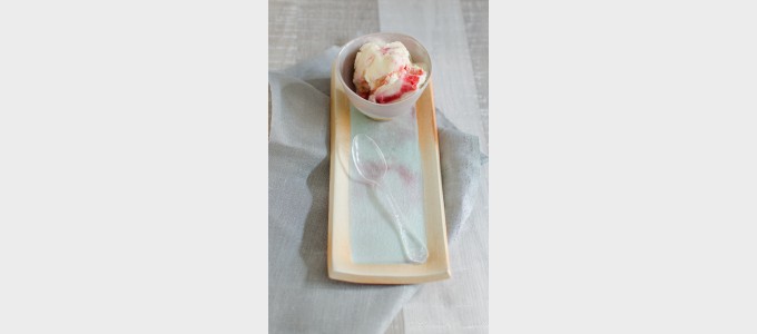 Ziegenkäseeiscreme mit Erdbeer-SwirlsGoats Cheese Ice Cream with Strawberry Swirls