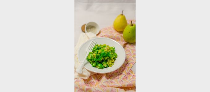 Rosenkohlsalat mit Birne und ZimtBrussel Sprout Salad with Pear and Cinnamon