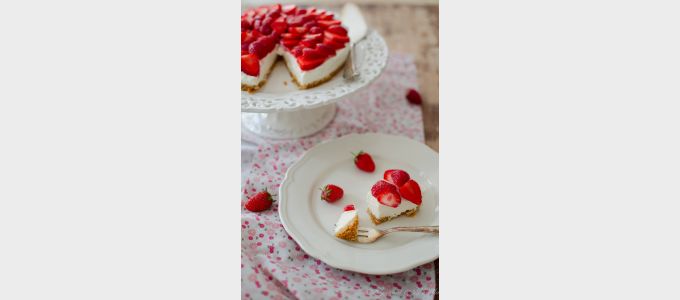 Erfrischender Erdbeer-Holunderblüten-CheesecakeStrawberry Elderflower Cheesecake