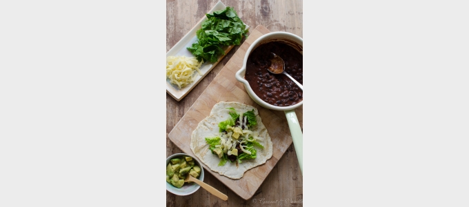 [:de]Tortillas mit schwarzer Bohnen-Mole und marinierter Avocado[:en]Tortillas with Black Bean Mole and marinated Avocado[:]