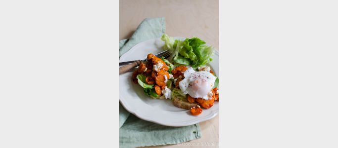 [:de]Harissa-Möhren mit Ziegenkäse, pochiertem Ei und Salat auf Buttertoast[:en]Harrisa Carrots with goats cheese, poached egg and lettuce on buttered toast[:]